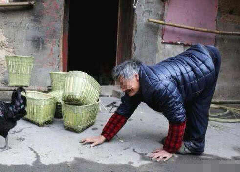 子女不肯为老人养老送终，他隐居深山编竹篮，老人俺7个子女