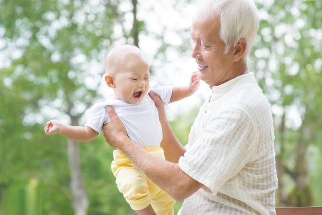 隐形的幸福：老人带孙子，宝宝更聪明健康