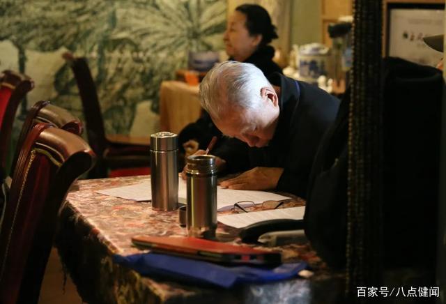 七旬养老院护工过失杀人背后，是中国老人们面临的真实困境