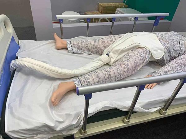 未来养老靠啥？上海老博会现大小便护理机器人、骨骼机器人